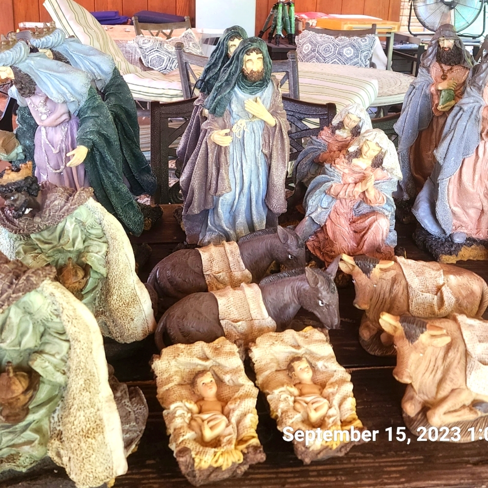 LARGE 8 PIECE NATIVITY SET